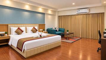 Executive Suite Room with a bathtub | Desk, laptop workspace, iron/ironing board (on request), free WiFi