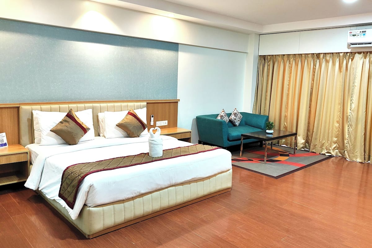 Luxury Studio Suite | Desk, laptop workspace, iron/ironing board, free WiFi