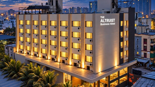 Un moderno edificio de hotel con varios pisos, grandes ventanales y techo plano.