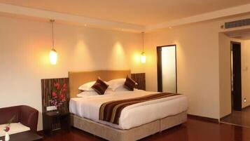 Suite | 1 bedroom, desk, laptop workspace, iron/ironing board