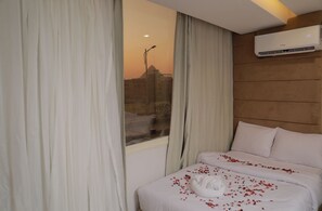 Dobbelt- eller tomannsrom – deluxe, fjellutsikt | Safe på rommet, skrivebord, lydisolert og strykejern/-brett