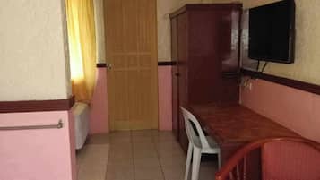 Eenvoudige kamer | Een bureau