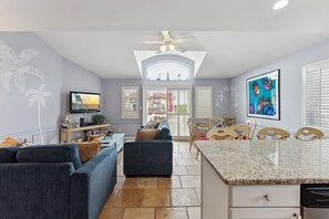 Living area - 401 E Raleigh Ave, Unit B (Wildwood)