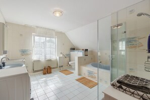 Douche, séchoir à cheveux, serviettes fournies