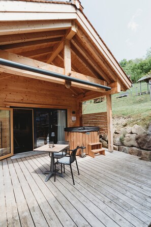 Outdoor dining - Chalet 'Lieblingsort Thymian' with Mountain Views, Private Terrace and Wi-Fi (Kleines Wiesental)