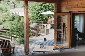 Outdoor dining - Chalet 'Lieblingsort Thymian' with Mountain Views, Private Terrace and Wi-Fi (Kleines Wiesental)