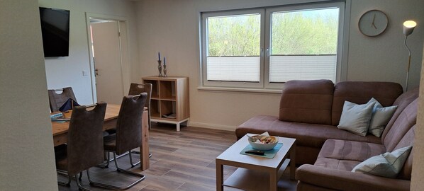 TV, ping pong, stereo - Apartment 'Ferienwohnung Ebbe' with Shared Garden, Balcony and Wi-Fi (Pellworm)