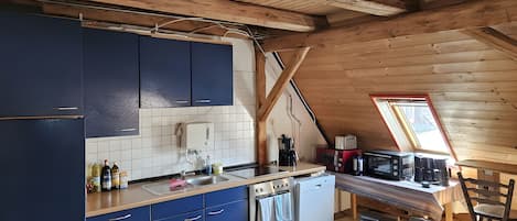 Réfrigérateur, micro-ondes, four, plaque de cuisson