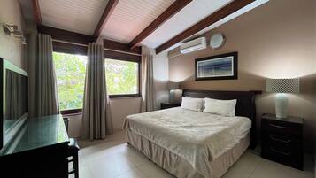 Biệt thự phong cách cổ điển, 4 phòng ngủ, sân hiên, quang cảnh vườn | 4 phòng ngủ, két bảo mật tại phòng, bàn ủi/dụng cụ ủi quần áo