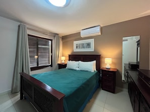 Villa classique, 4 chambres, patio, vue sur le jardin | 4 chambres, coffre-fort, fer et planche à repasser
