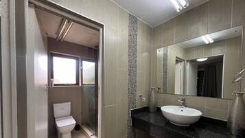 Biệt thự phong cách cổ điển, 4 phòng ngủ, sân hiên, quang cảnh vườn | Phòng tắm