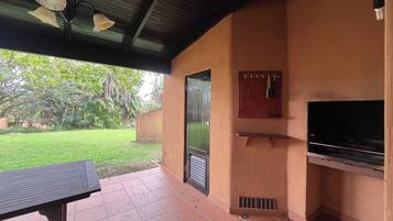 Biệt thự phong cách cổ điển, 4 phòng ngủ, sân hiên, quang cảnh vườn | Hiên