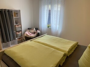 1 habitación, tabla de planchar con plancha, wifi gratis y ropa de cama 