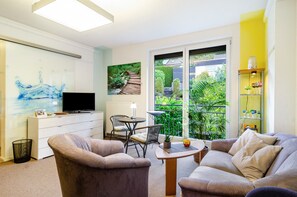 TV - Apartment Nest with Balcony in Sigmaringen – Quiet Location, Garden Access, Castle View (Sigmaringen)