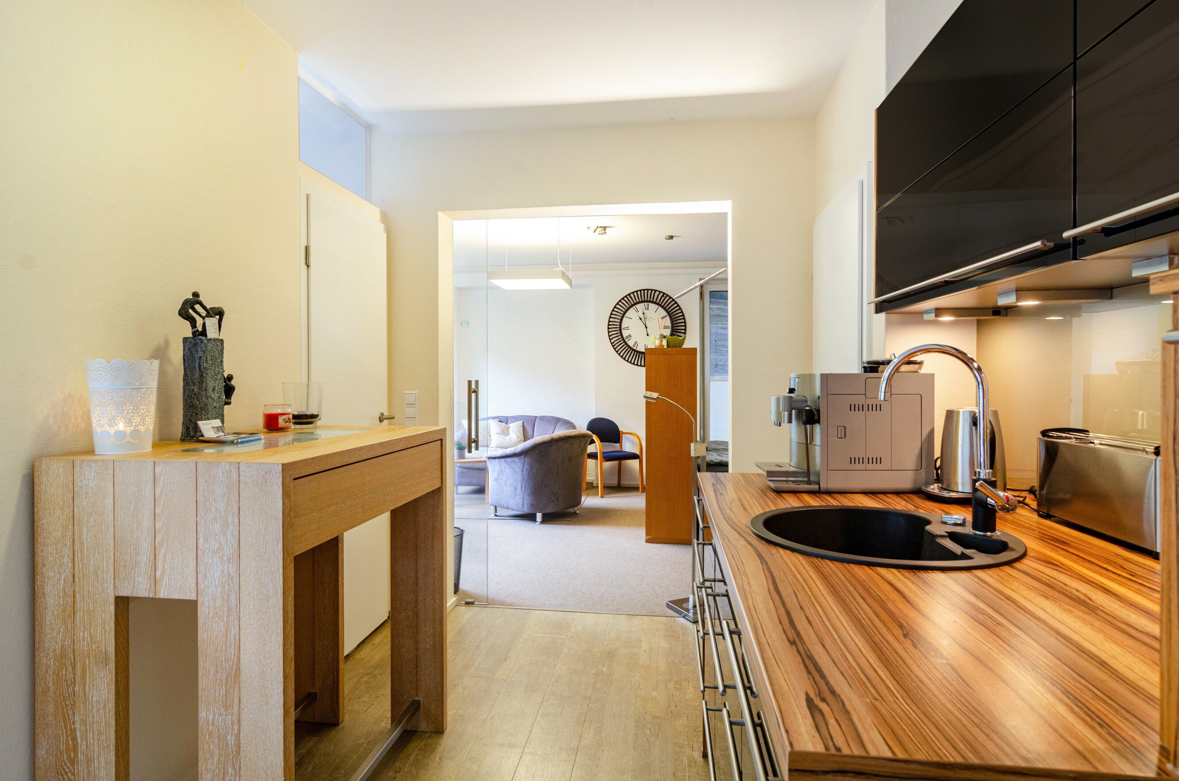 Réfrigérateur, micro-ondes, plaque de cuisson, lave-vaisselle