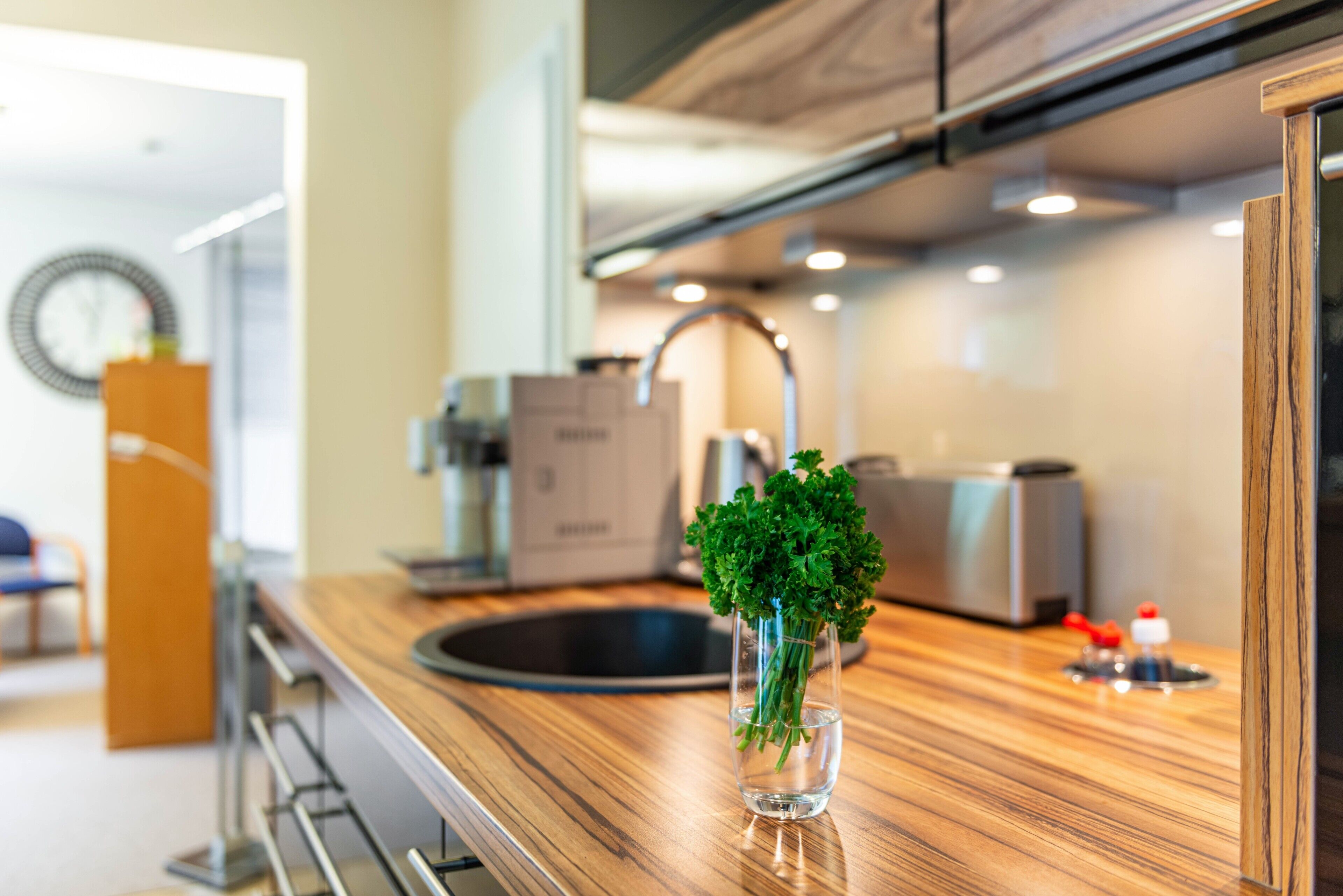 Réfrigérateur, micro-ondes, plaque de cuisson, lave-vaisselle