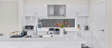 Frigorifero, microonde, forno, piano cottura