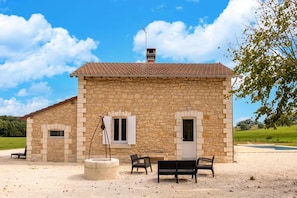 Terrace/patio - Charming Holiday Home with Private Pool (HAUTEFORT)