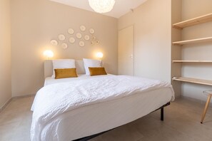4 habitaciones, tabla de planchar con plancha y internet