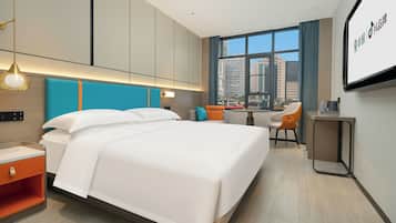 Dobbeltrom – comfort, byutsikt | Blendingsgardiner, strykejern/-brett, wi-fi (inkludert) og sengetøy