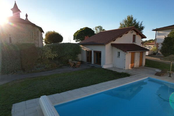 Huis, uitzicht op zwembad | Terras