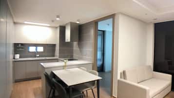 Refrigerador, microondas, utensilios de cocina y congelador