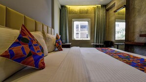 Habitación de hotel con una cama grande, una ventana y vistas al exterior.