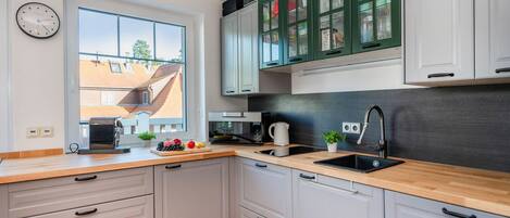 Microwave, dishwasher, coffee/tea maker, electric kettle
