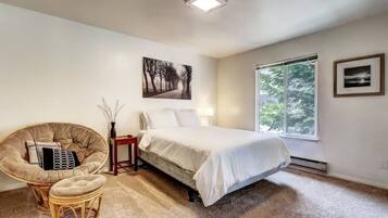 2 bedrooms, desk, iron/ironing board, WiFi