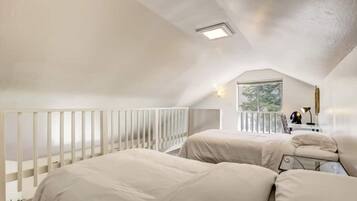 2 bedrooms, desk, iron/ironing board, WiFi