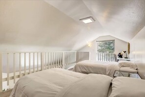 2 bedrooms, desk, iron/ironing board, WiFi