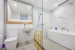 Suihku, hiustenkuivaaja, pyyhkeet, saippua