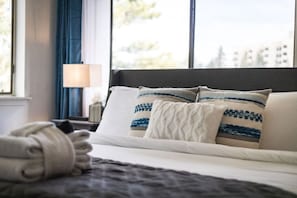 2 habitaciones, escritorio, tabla de planchar con plancha y wifi