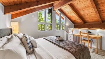 3 bedrooms, desk, iron/ironing board, WiFi