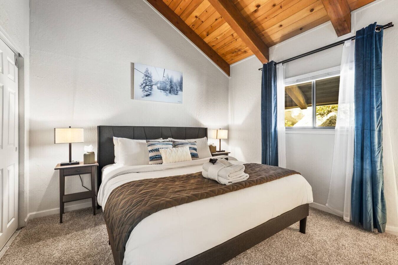 3 habitaciones, escritorio, tabla de planchar con plancha y wifi 