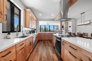 Fridge, oven, stovetop, dishwasher - Superb Ski Haus | Near Heavenly & Views | Sleeps 8 (Stateline)