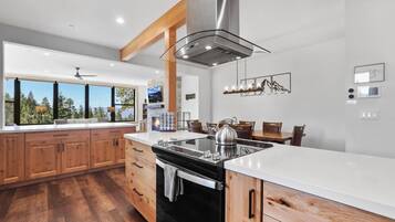 Een koelkast, een oven, een kookplaat, een vaatwasser