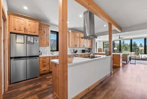 Kjøleskap, ovn, kokeplater og oppvaskmaskin