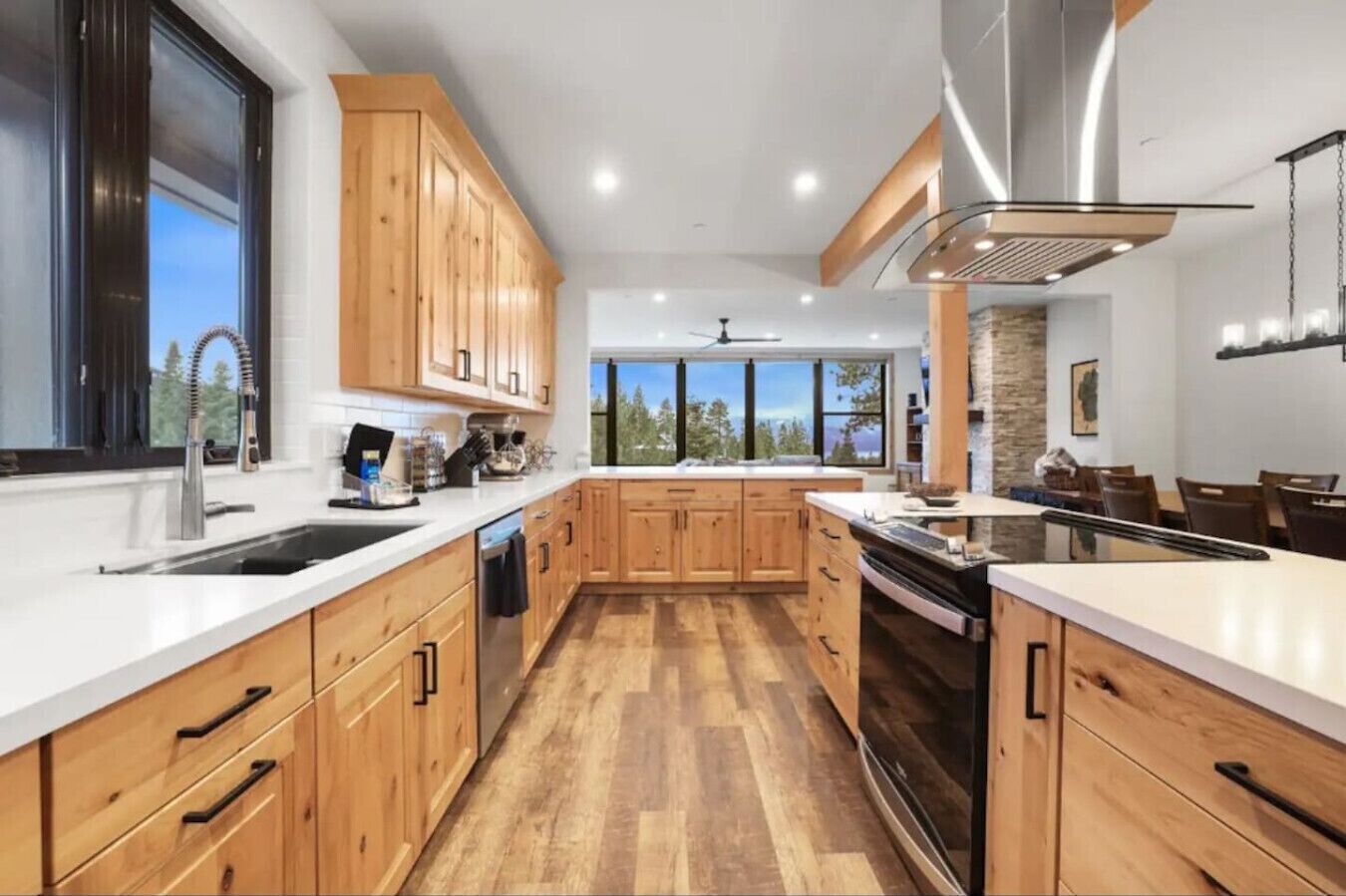 Een koelkast, een oven, een kookplaat, een vaatwasser