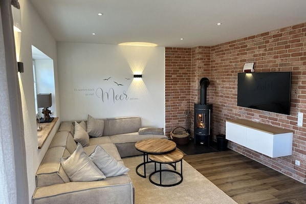 Smart TV, fireplace
