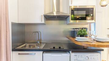 Frigorífic, microones, placa de cuina i cafetera i tetera