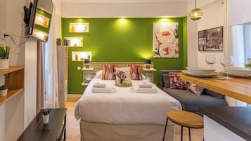 Een bureau, een strijkplank/strijkijzer, gratis wifi, beddengoed