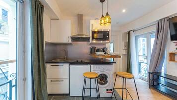 Frigorífic, microones, placa de cuina i cafetera i tetera