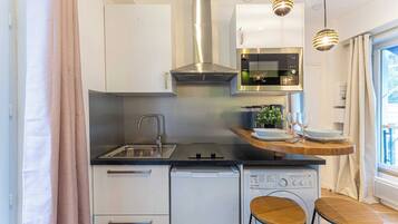 Een koelkast, een microgolfoven, een kookplaat