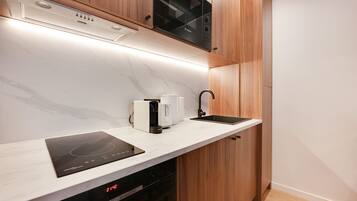 Kjøleskap, mikrobølgeovn, ovn og kokeplater