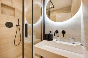 Shower, hair dryer, towels