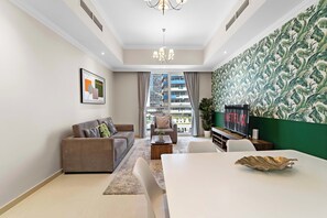 Smart TV - Chic 1BR APT with Pool and Gym (Dubai)