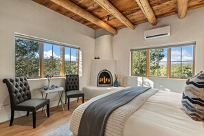 Escritorio, tabla de planchar con plancha, cuna de viaje y wifi gratis 