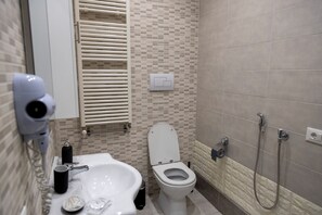 تجهيزات دش، مجففات شعر، مراحيض شطف، مناشف