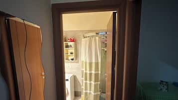 Dusche, Haartrockner, Bidet, Handtücher